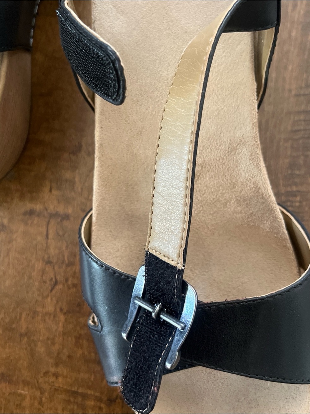Dansko black leather wedge wood grain platform clog sandals with Velcro straps - Picture 6 of 7